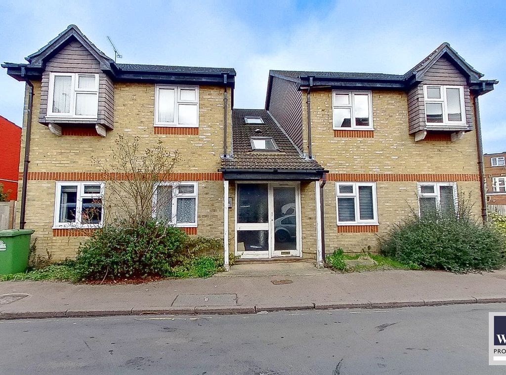 2 bed flat for sale in Albury Grove Road, Cheshunt, Waltham Cross EN8