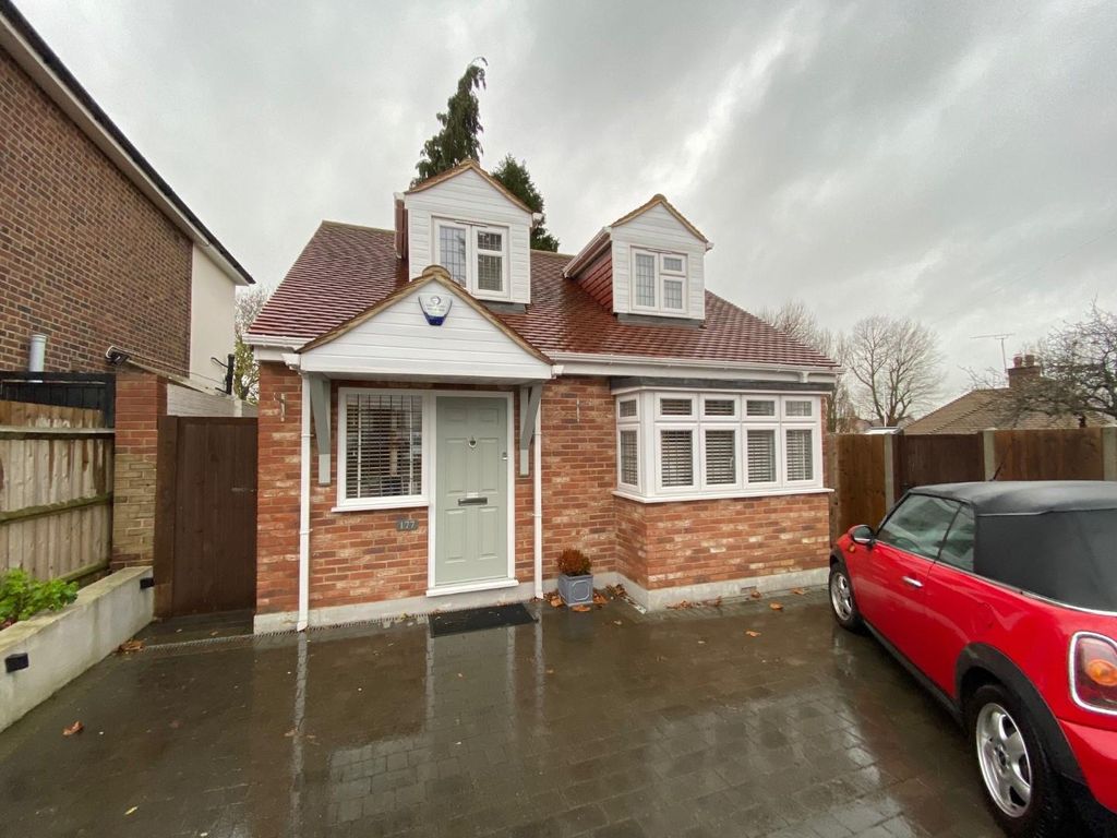 2 bed detached bungalow to rent in Lodge Avenue, Gidea Park, Romford