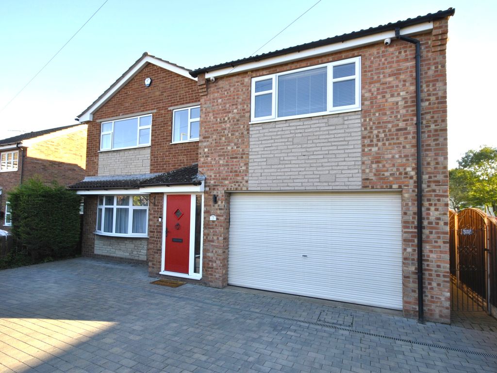 4 bed detached house for sale in The Green, Auckley, Doncaster DN9, £