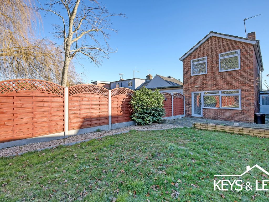 2 bed detached house for sale in Eastern Avenue East, Romford RM1, £