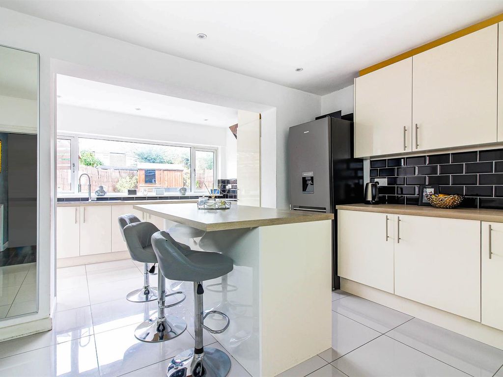3 bed property to rent in Jessel Drive, Loughton IG10 Zoopla