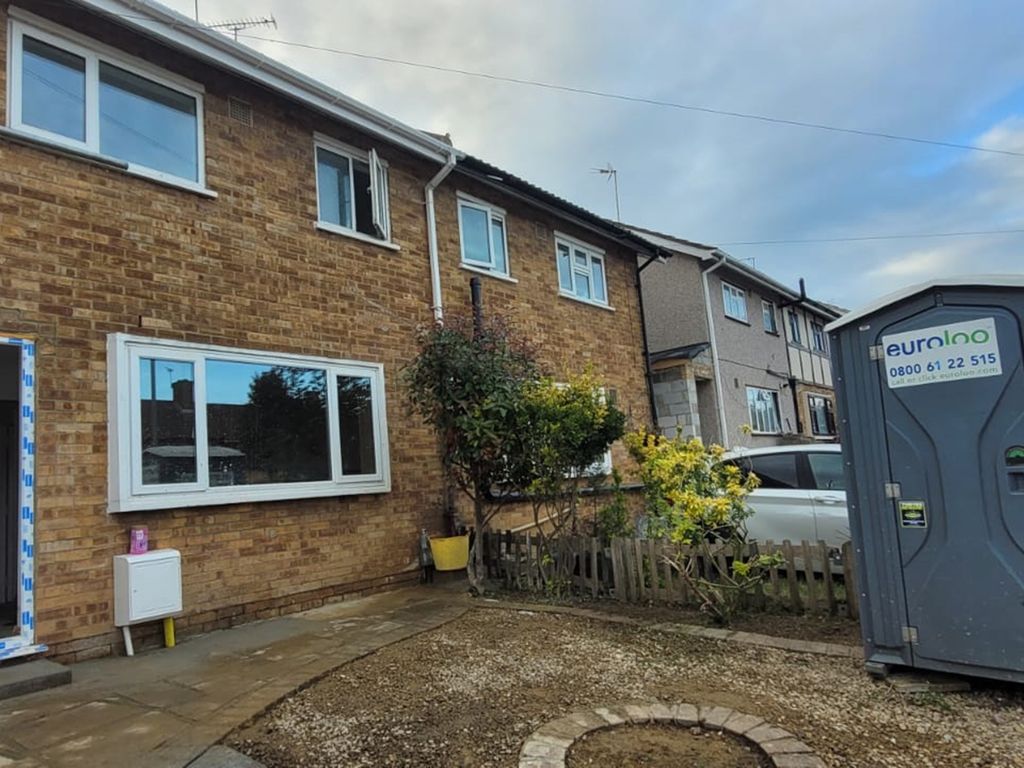 7 bed end terrace house to rent in Tudor Crescent, Hainult, London IG6, £3,250 pcm Zoopla