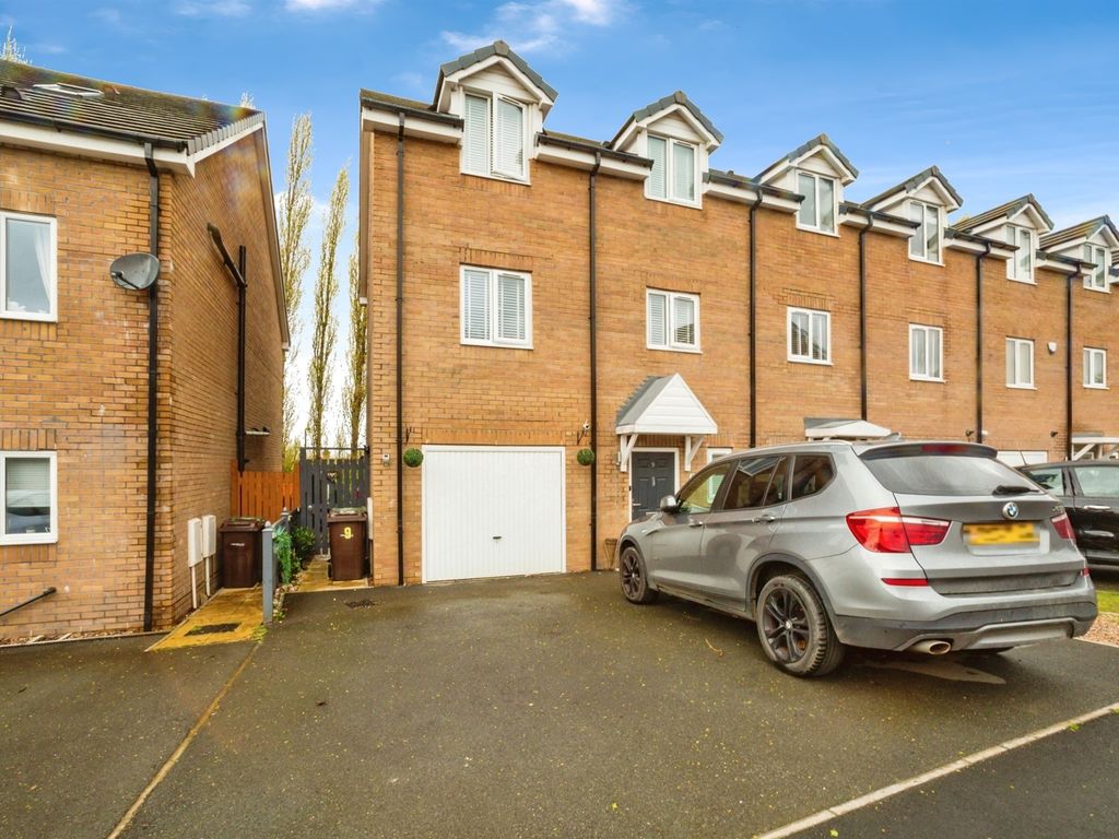 4 bed semidetached house for sale in Meadow Grange, Fitzwilliam