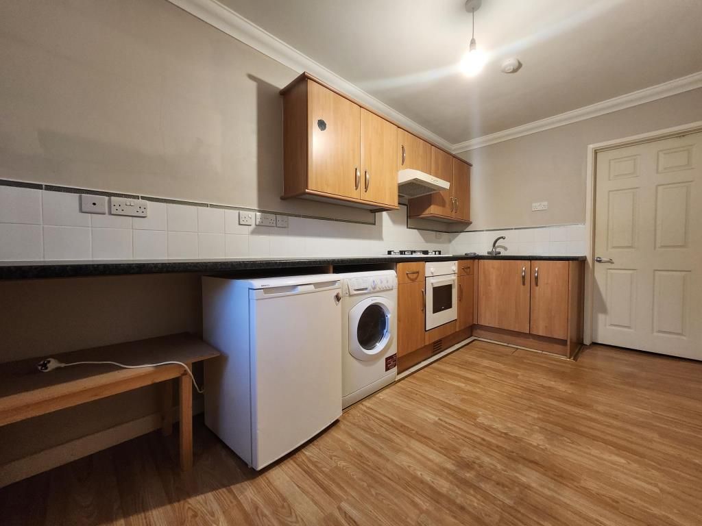 Room to rent in Slough, Berkshire SL2, £1,000 pcm Zoopla