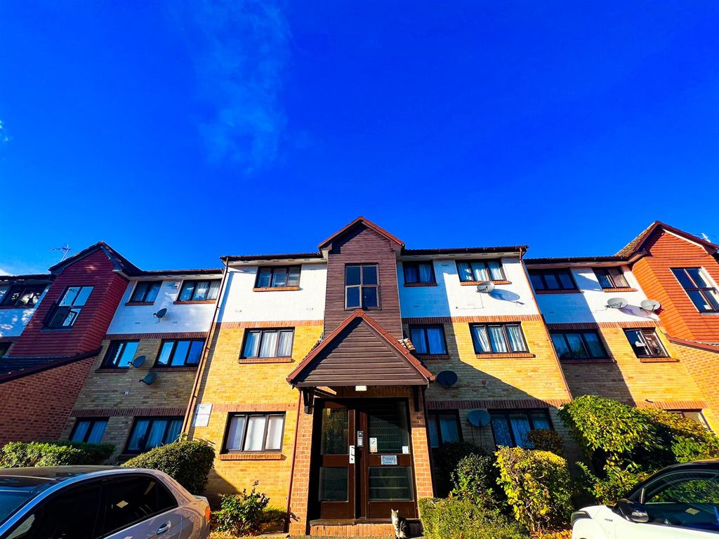 1 bed flat to rent in Waterside Close, Barking IG11, £1,400 pcm Zoopla