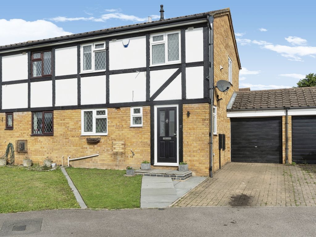 3 bed semidetached house for sale in Lesbury Close, Luton LU2, £