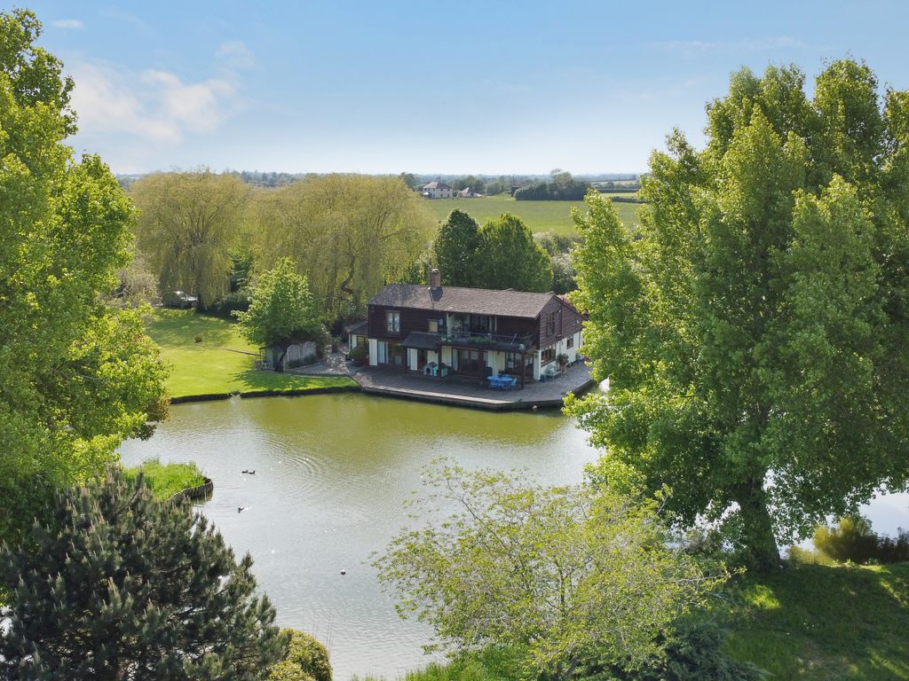 4 bed detached house for sale in Marsh, Aylesbury, Buckinghamshire HP17