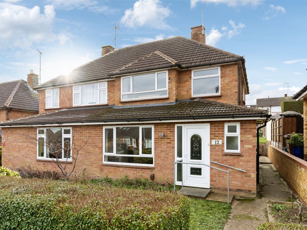 3 bed semidetached house for sale in Manton Road, Hitchin SG4, £