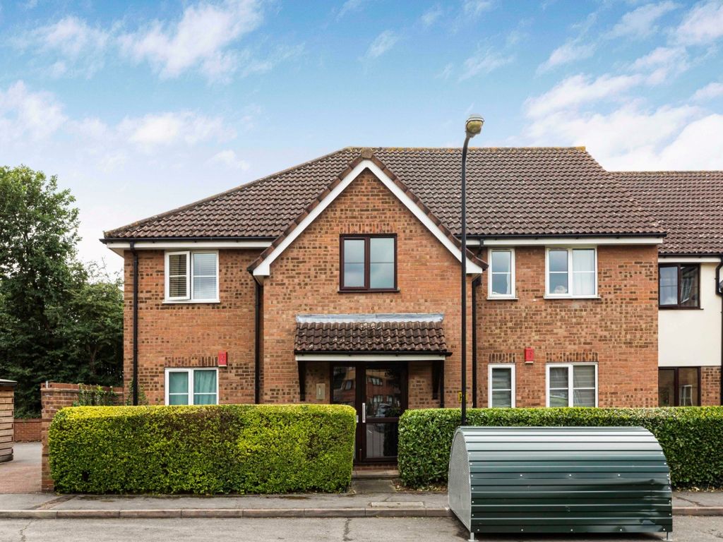 2 bed flat for sale in Thurlow Close, London E4, £300,000 Zoopla