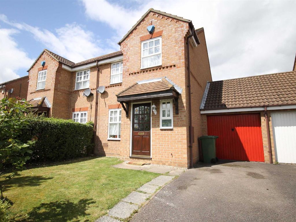 3 bed semidetached house to rent in Douglas Place, Oldbrook, Milton