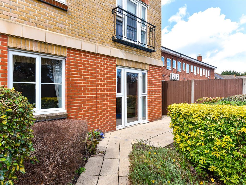 2 bed flat for sale in Victoria Road, Buckhurst Hill IG9 Zoopla