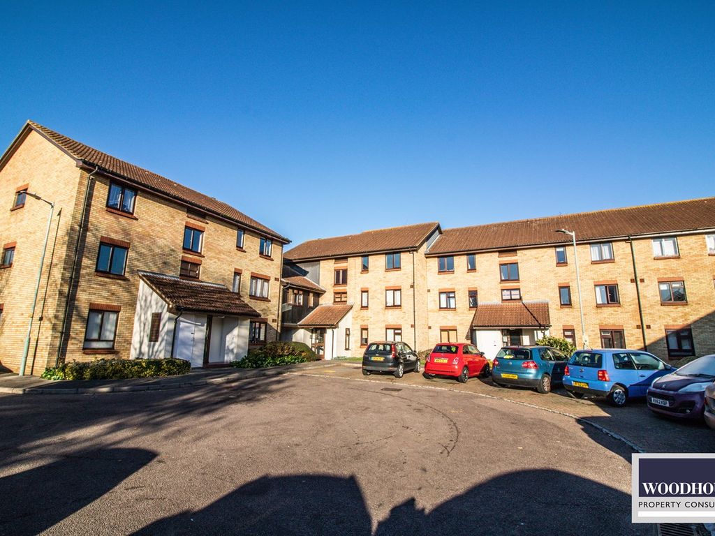 2 bed flat to rent in King Arthur Court, Cheshunt, Waltham Cross EN8
