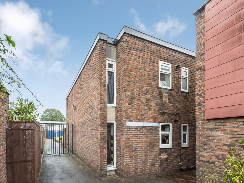 1 bed flat for sale in Farnham Gardens, Raynes Park SW20, £265,000 Zoopla