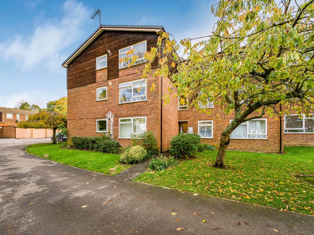 2 bed flat for sale in Greenacre Court, Englefield Green, Egham TW20, £