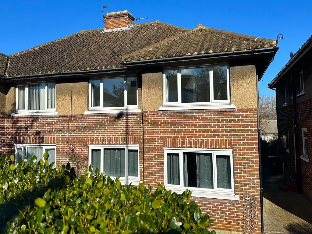 2 bed flat to rent in Surbiton Hill Park, Surbiton KT5, £1,450 pcm Zoopla