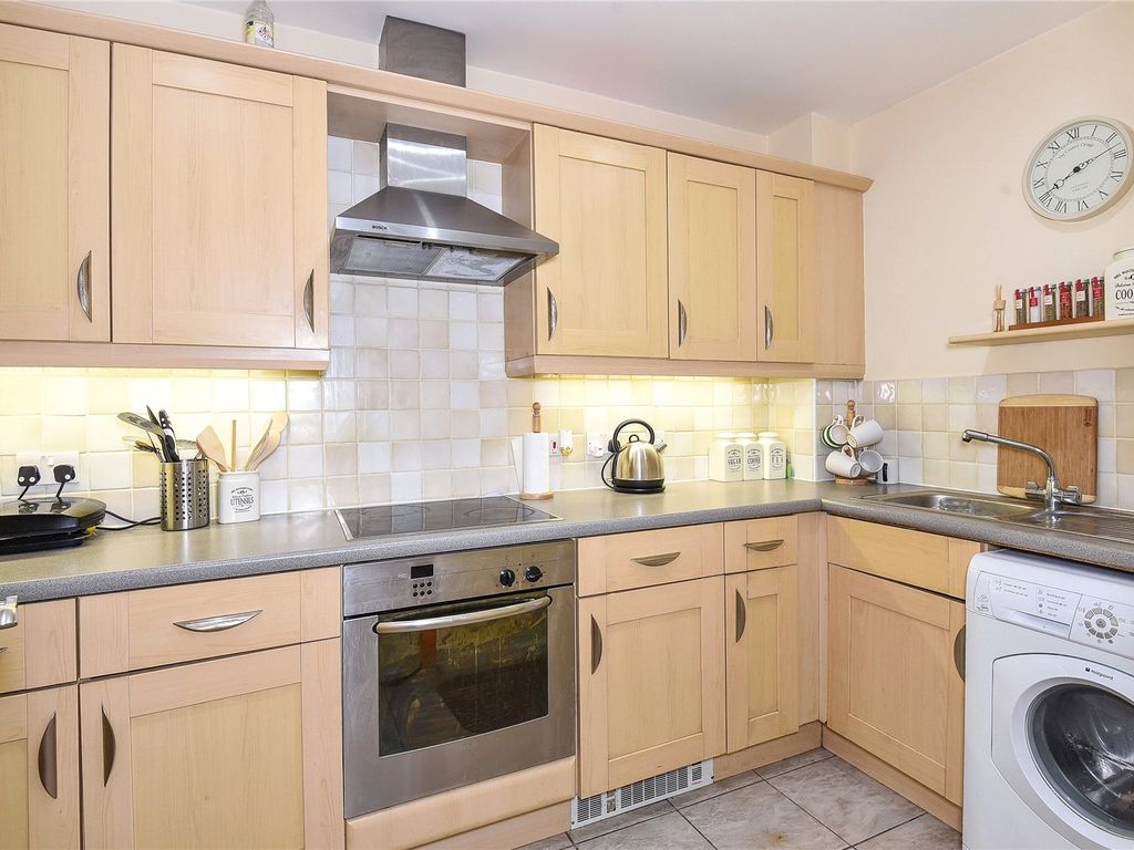 1 bed flat to rent in Carmichael Close, Ruislip Gardens, Middlesex HA4