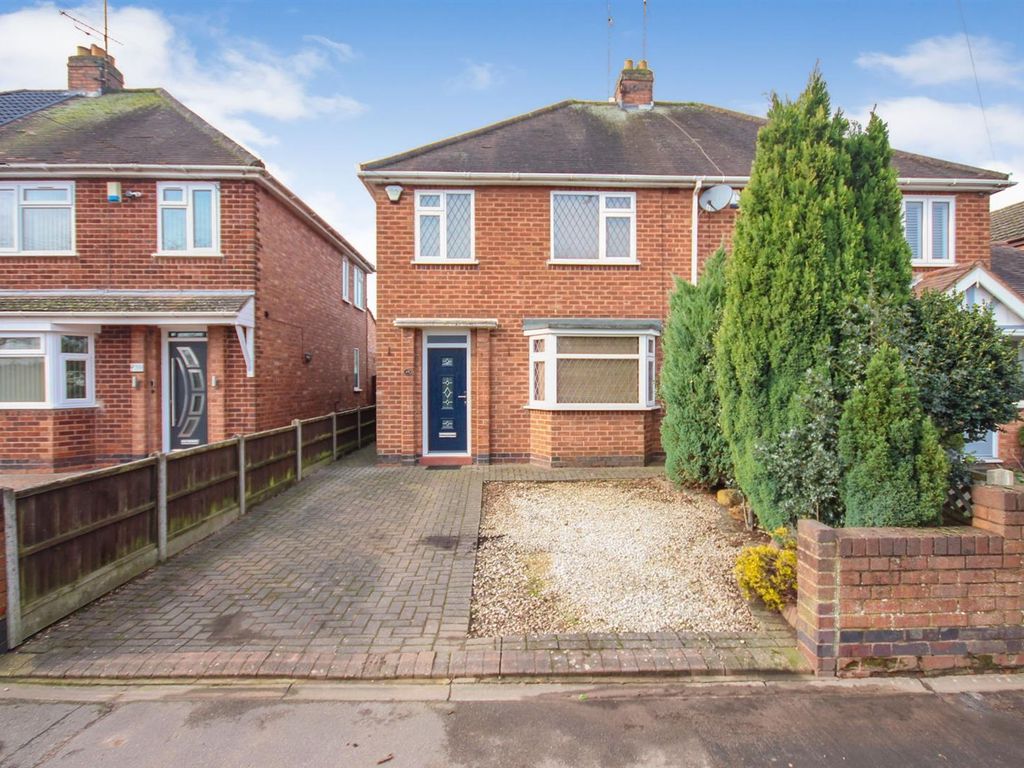 3 bed semidetached house for sale in St. Giles Road, Ash Green