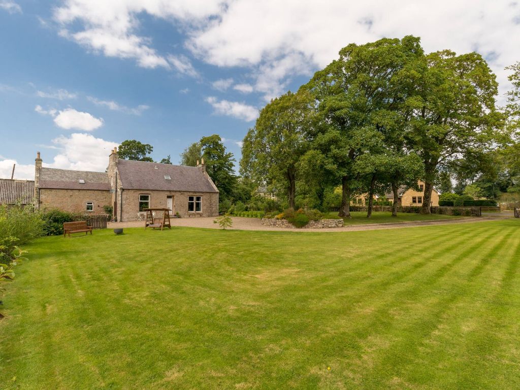 4 bed linkdetached house for sale in Falla Farm, Carnwath, Lanark ML11