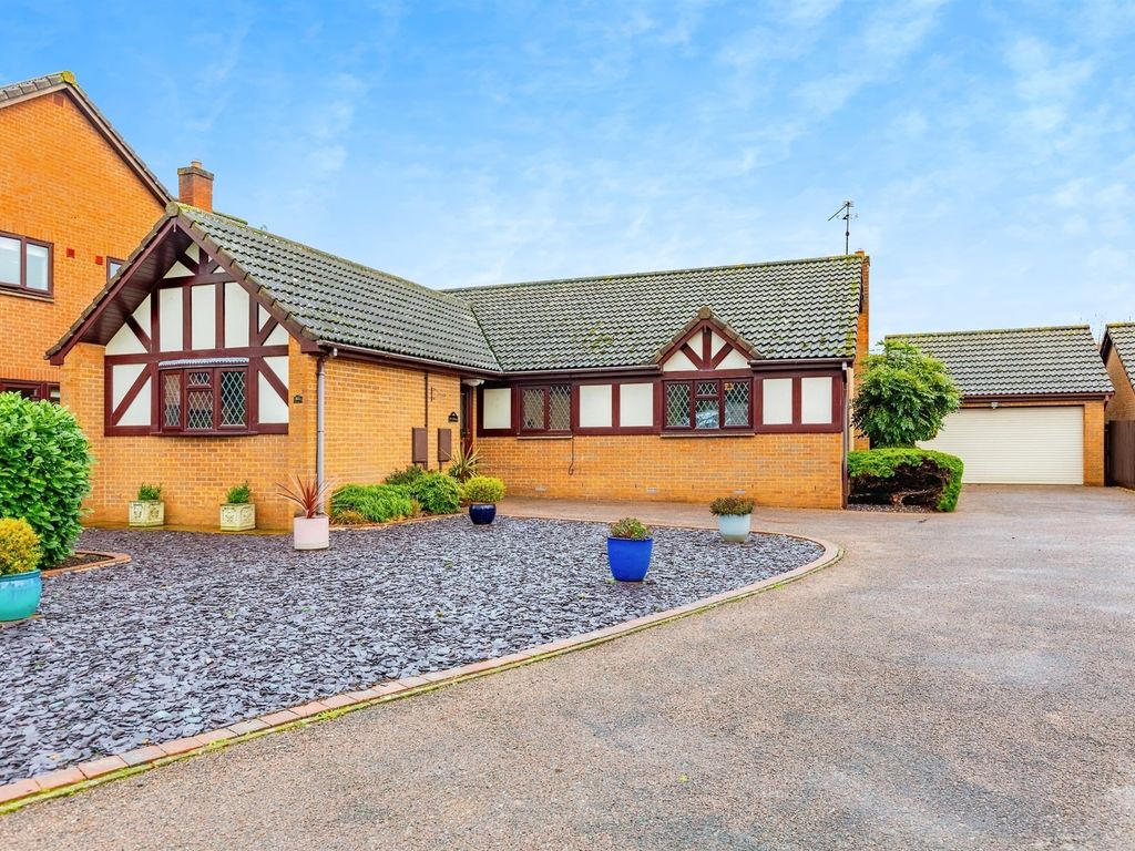 3 bed detached bungalow for sale in Kensington Close, Rushden NN10, £