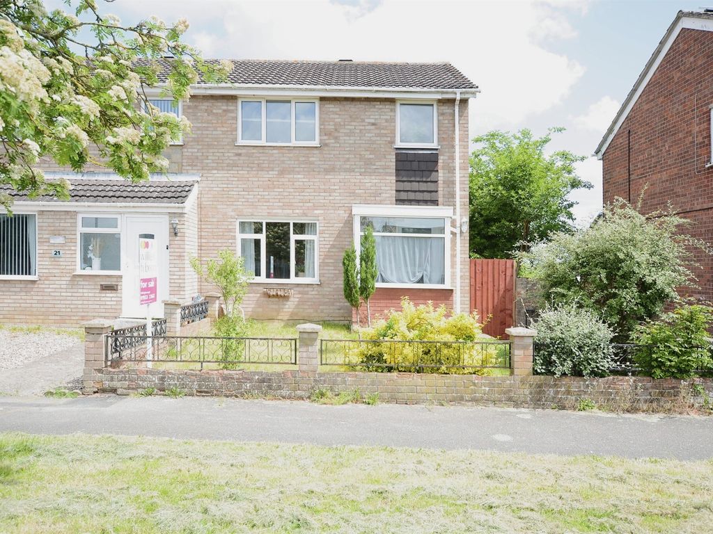 3 bed end terrace house for sale in Tewkesbury Close, Wellingborough