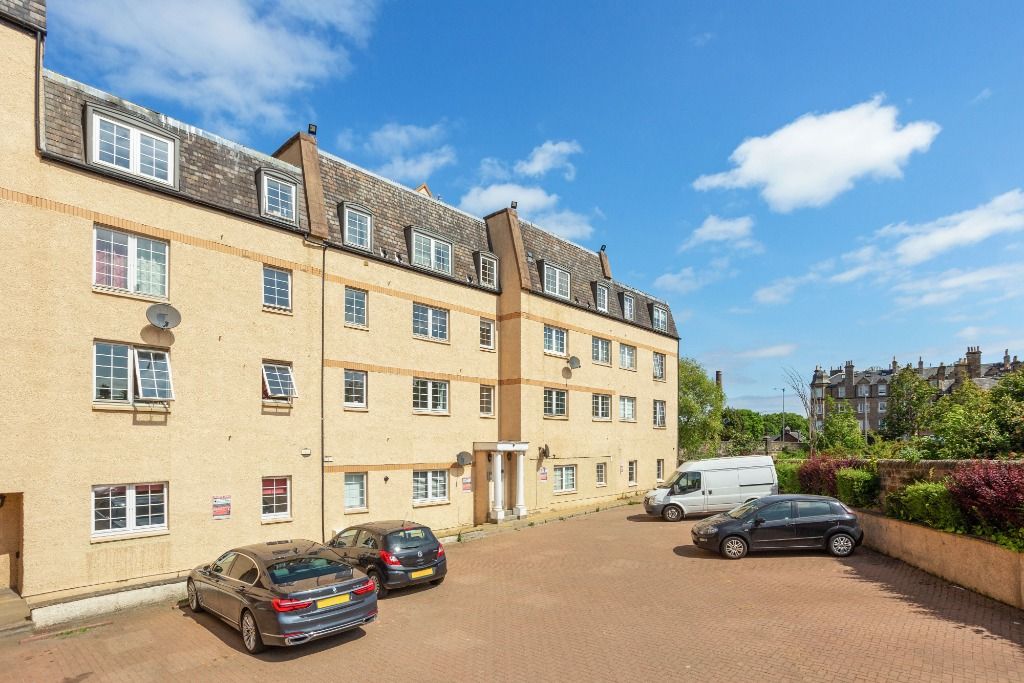 3 bed flat to rent in Hermand Crescent, Slateford, Edinburgh EH11, £