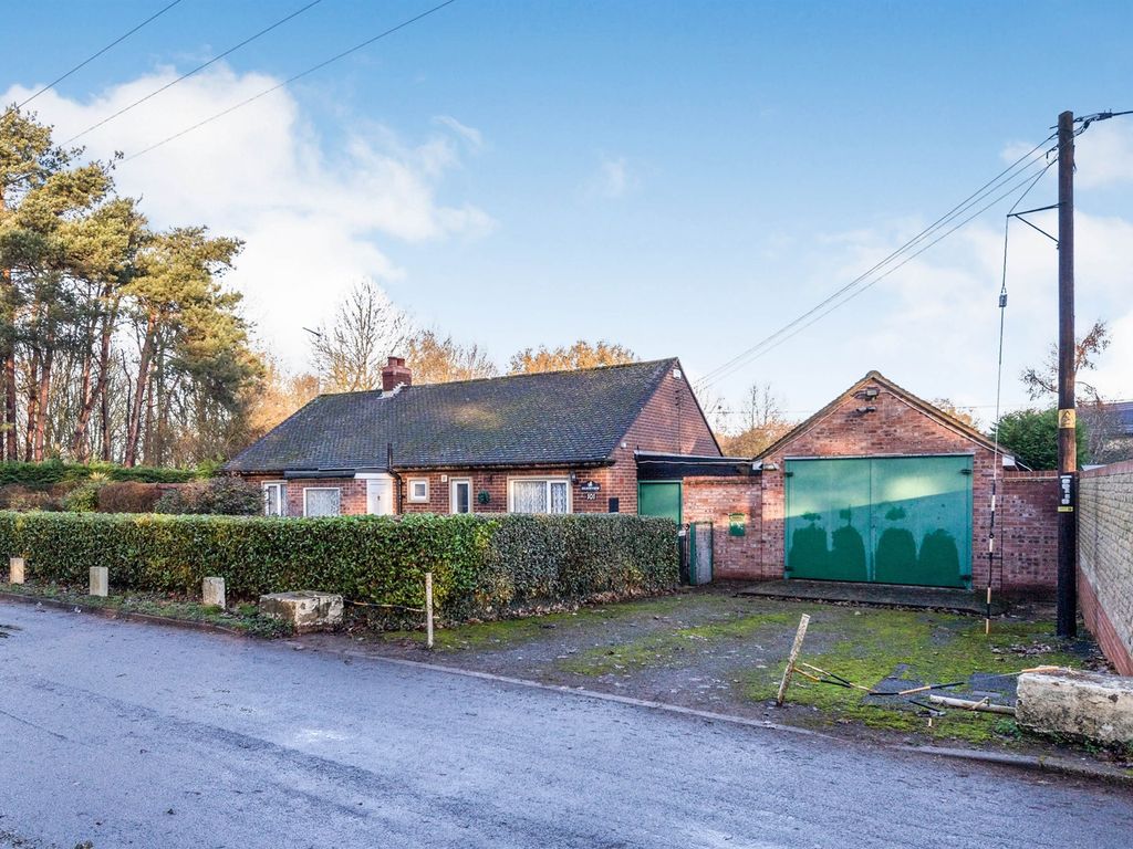 3 bed detached bungalow for sale in Vicarage Lane, Waterford, Hertford