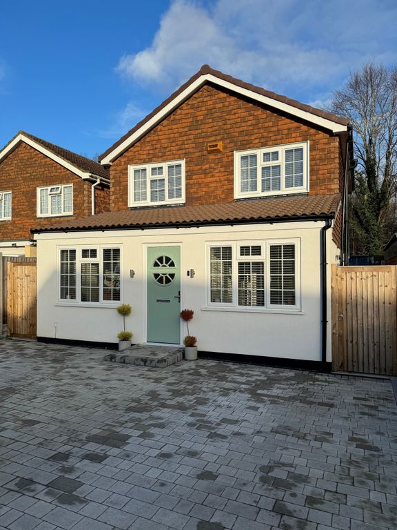 3 bed detached house for sale in Bushey Close, Buckingham MK18, £