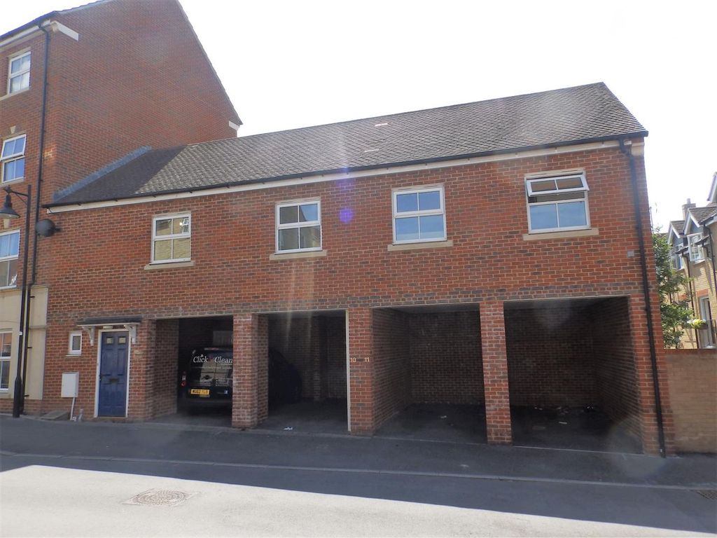 2 bed property to rent in Arnold Street, Swindon SN25, £900 pcm Zoopla