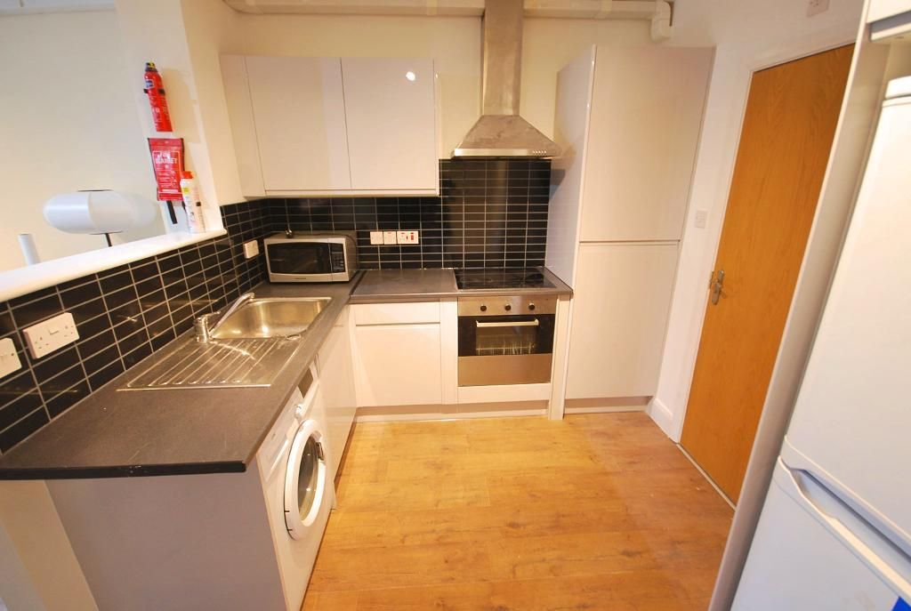 2 bed flat to rent in Ealing Road, Wembley, Middlesex HA0, £2,200 pcm