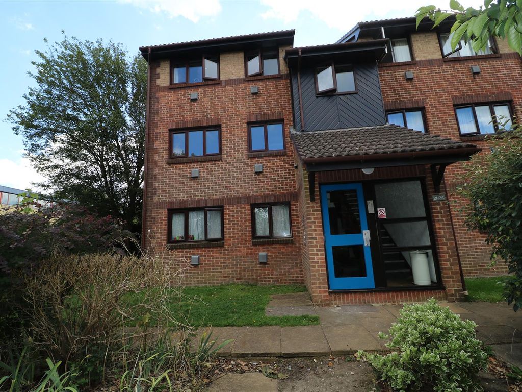 2 bed flat to rent in The Goodwins, Tunbridge Wells TN2, £1,200 pcm