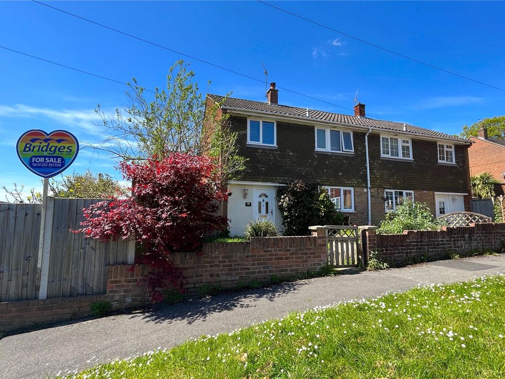 3 bed semidetached house for sale in Fairview Road, Ash, Surrey GU12