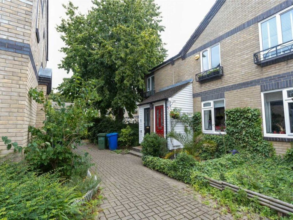 2 bed semidetached house to rent in Radley Court, London SE16, £2,400