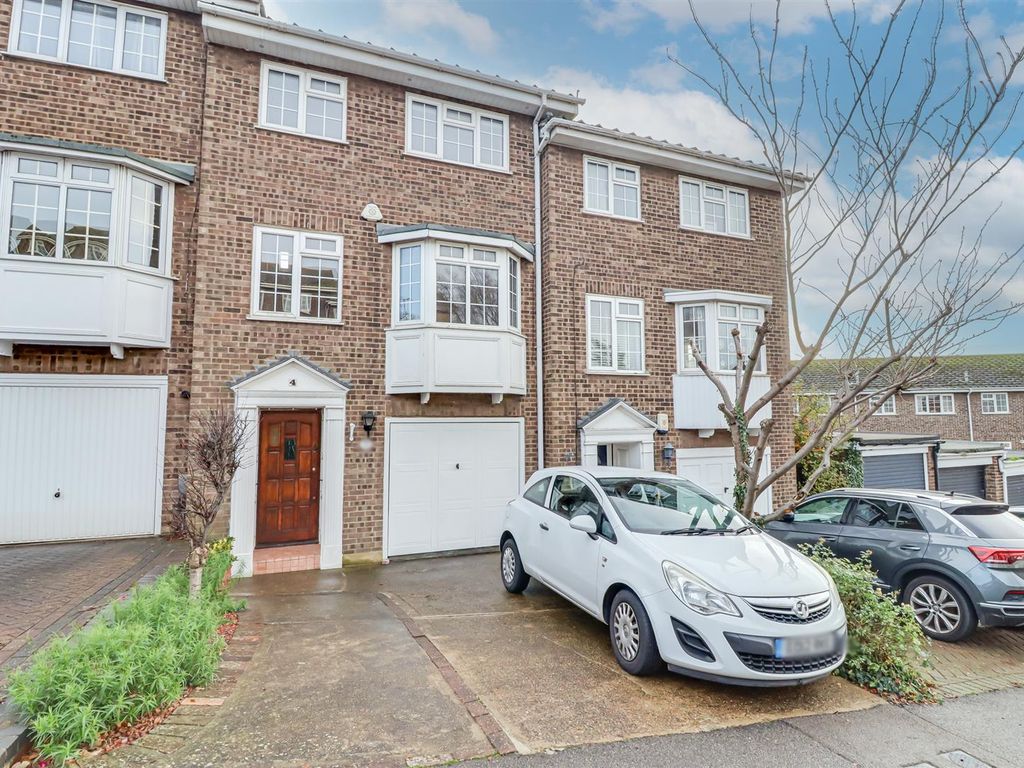 3 bed town house for sale in Station Road, Benfleet SS7, £400,000 Zoopla