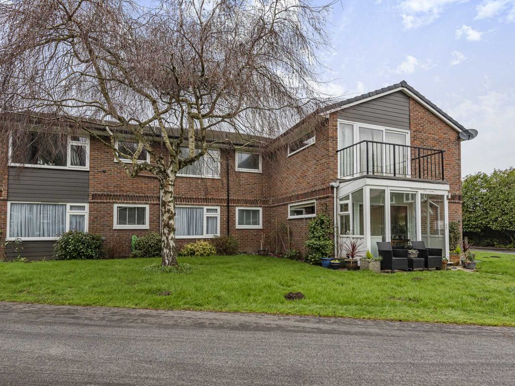 1 bed flat for sale in Gunters Mead, Esher KT10 Zoopla