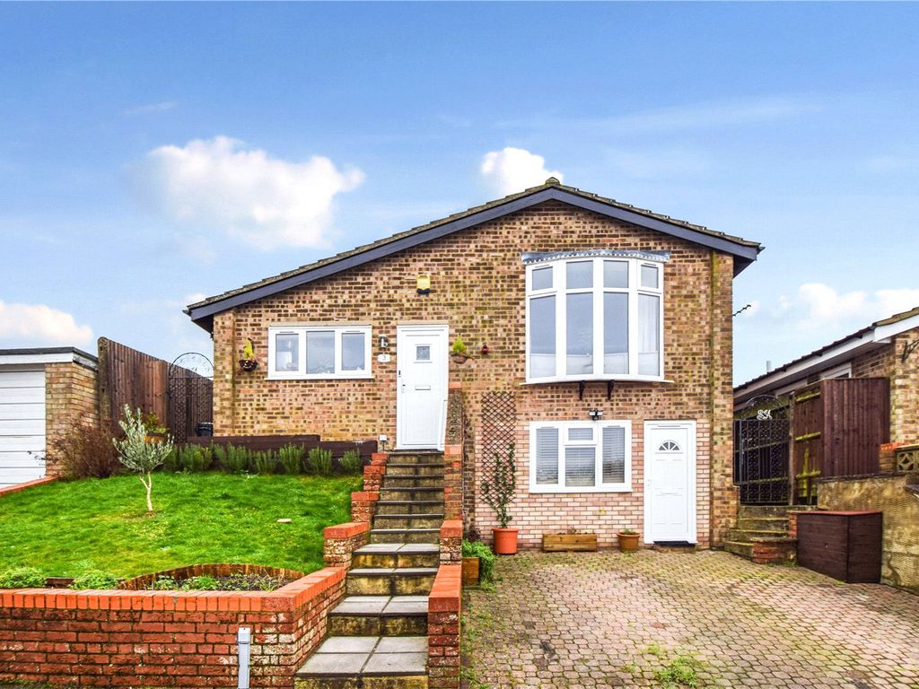 3 bed bungalow to rent in Meadow Bank Close, West Kingsdown, Sevenoaks