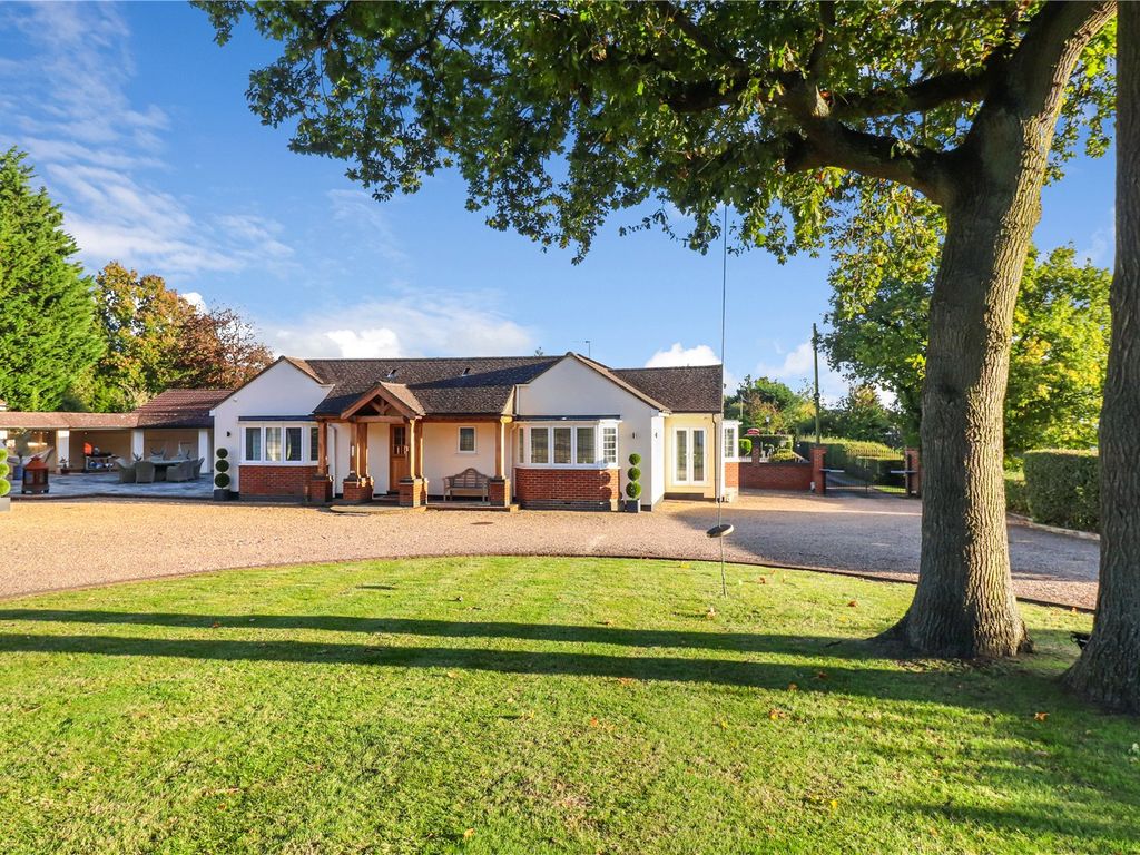 4 bed bungalow to rent in Toms Lane, Kings Langley WD4, £3,950 pcm Zoopla