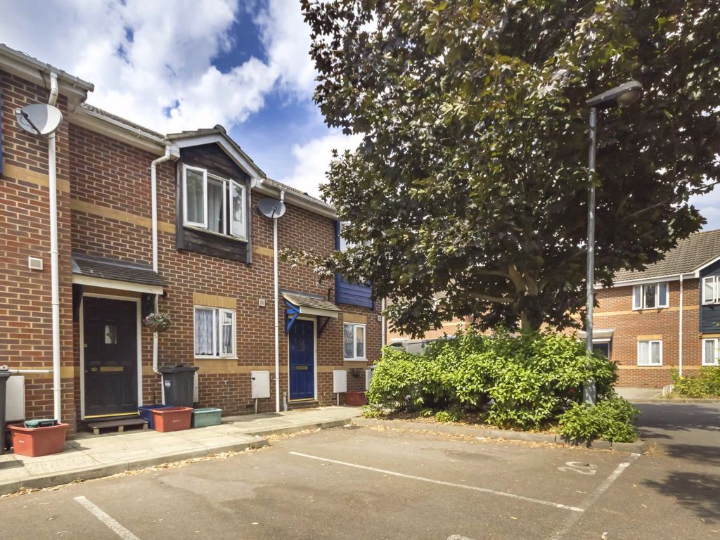 2 bed property to rent in Bel Lane, Hanworth, Feltham TW13 Zoopla