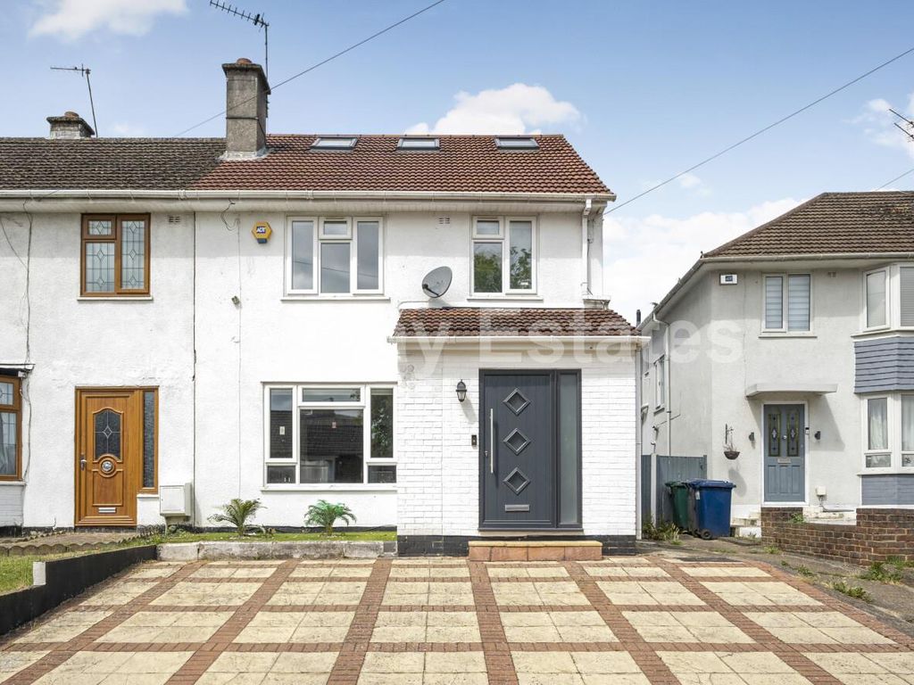5 bed property for sale in Fairmead Crescent, Edgware HA8, £725,000