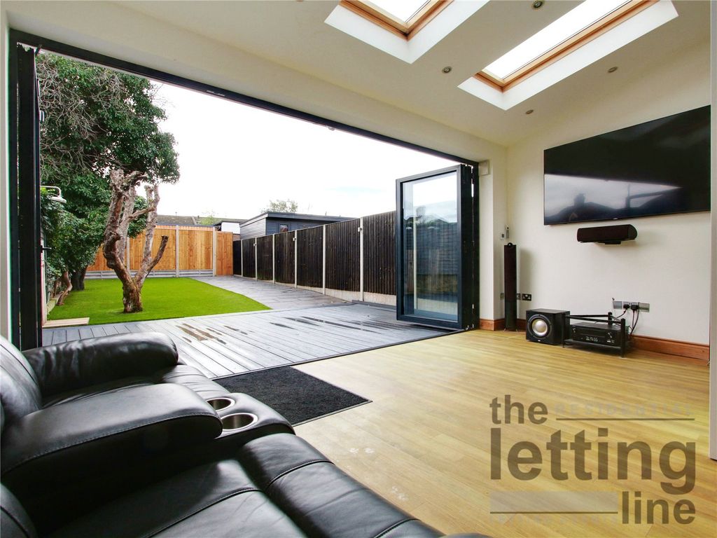 3 bed terraced house to rent in Lavender Hill, Enfield, Middlesex EN2