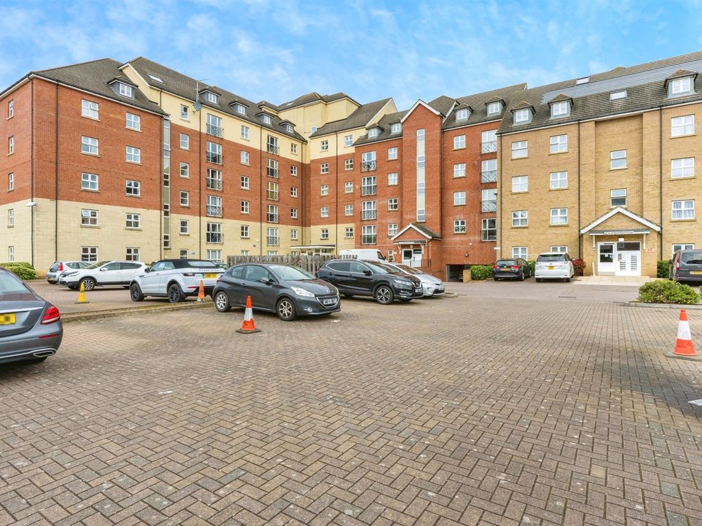 2 bed flat for sale in Palgrave Road, Bedford MK42, £220,000 Zoopla