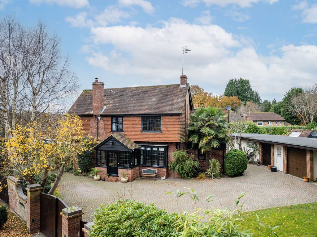 5 bed detached house for sale in Lowdells Drive, East Grinstead RH19, £