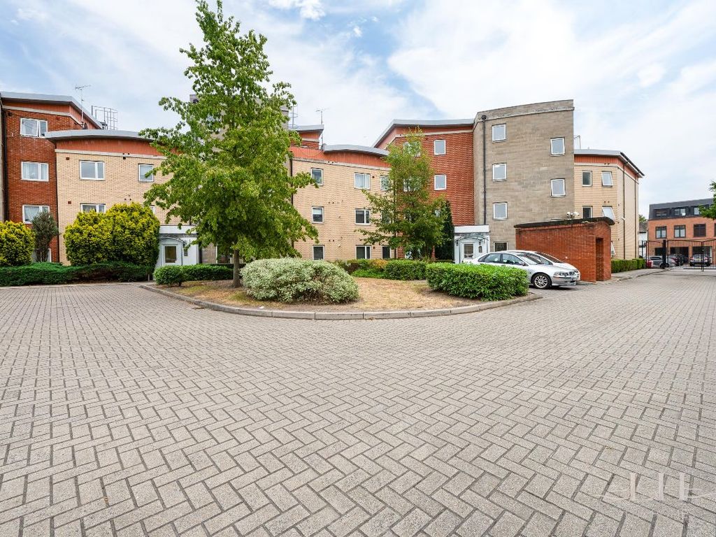 2 bed flat for sale in Victoria Road, Gidea Park, Romford RM1 Zoopla