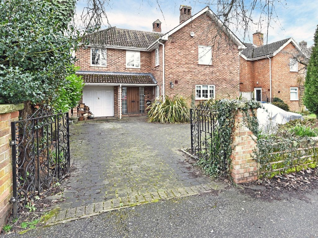 6 bed detached house for sale in Springfield Park Road, Horsham, West