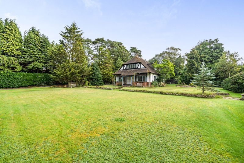 4 bed detached house to rent in Tilford Road, Hindhead GU26, £2,750 pcm