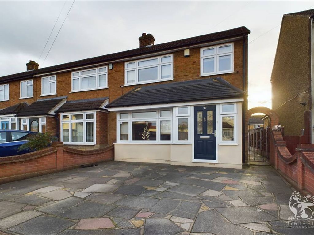 3 bed end terrace house for sale in Newtons Close, Rainham RM13, £