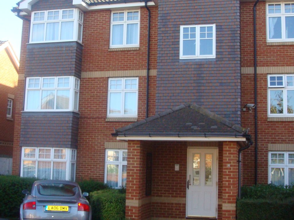2 bed flat to rent in Chamberlain Gardens, Hounslow TW3 Zoopla