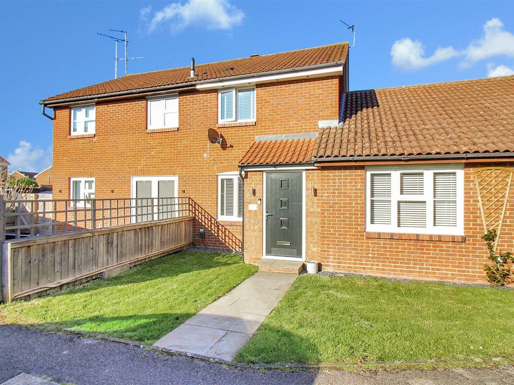 2 bed property for sale in Larch Close, Aylesbury HP20 Zoopla