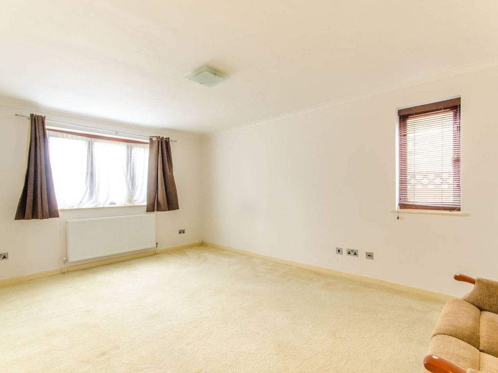 2 bed flat to rent in Woodside Grange Road, North Finchley, London N12
