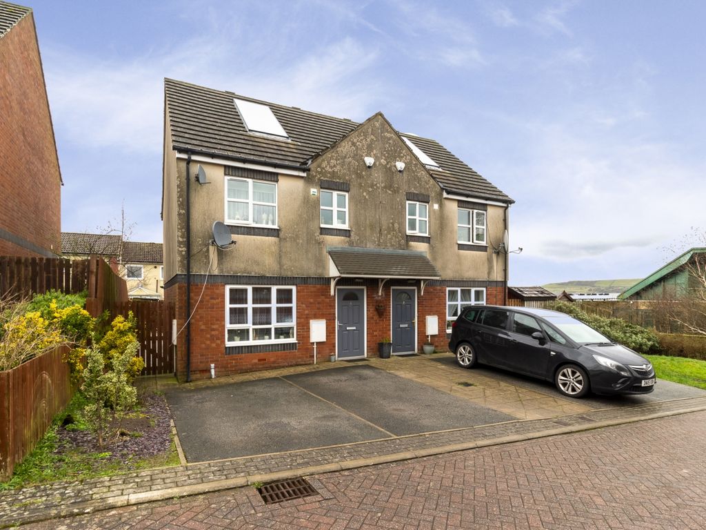 3 bed semidetached house for sale in Broomhead Close, Halifax HX2, £