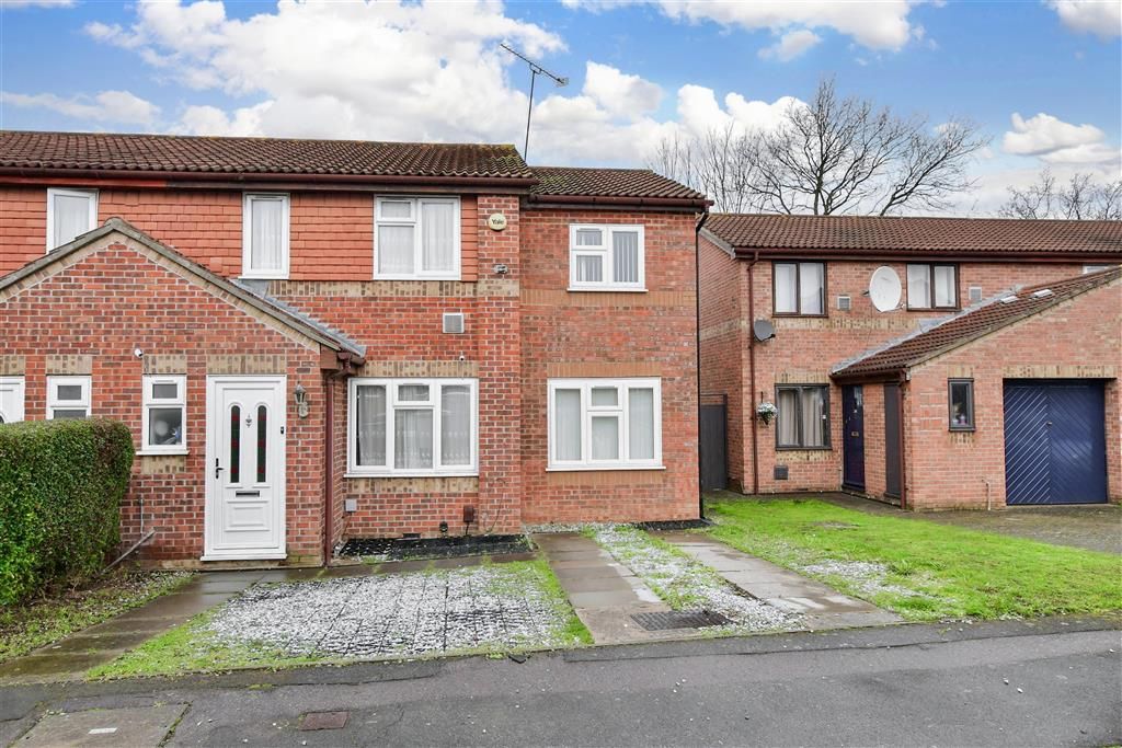 4 bed semidetached house for sale in Coulson Close, Dagenham, Essex